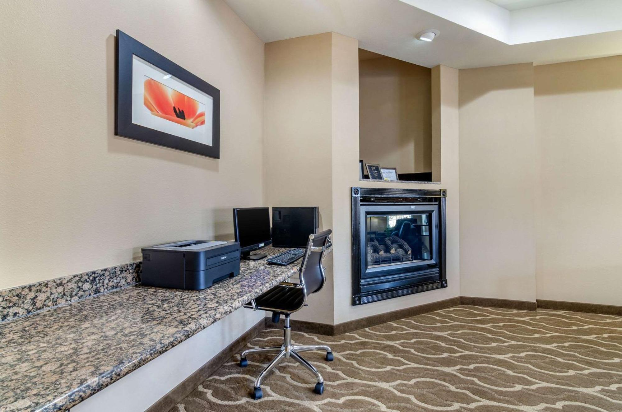 Comfort Inn & Suites Near Bethel College Newton Εξωτερικό φωτογραφία