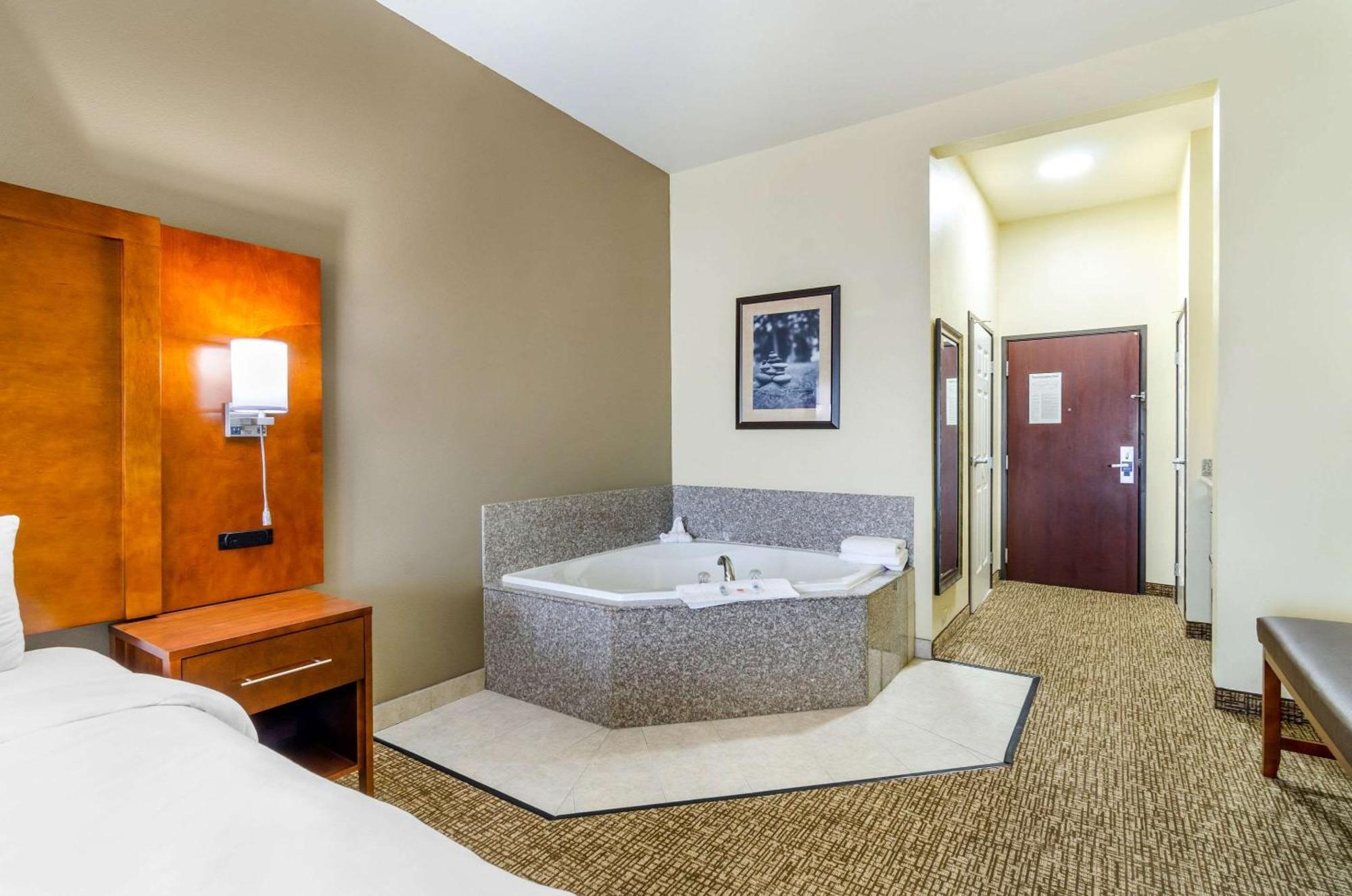 Comfort Inn & Suites Near Bethel College Newton Εξωτερικό φωτογραφία