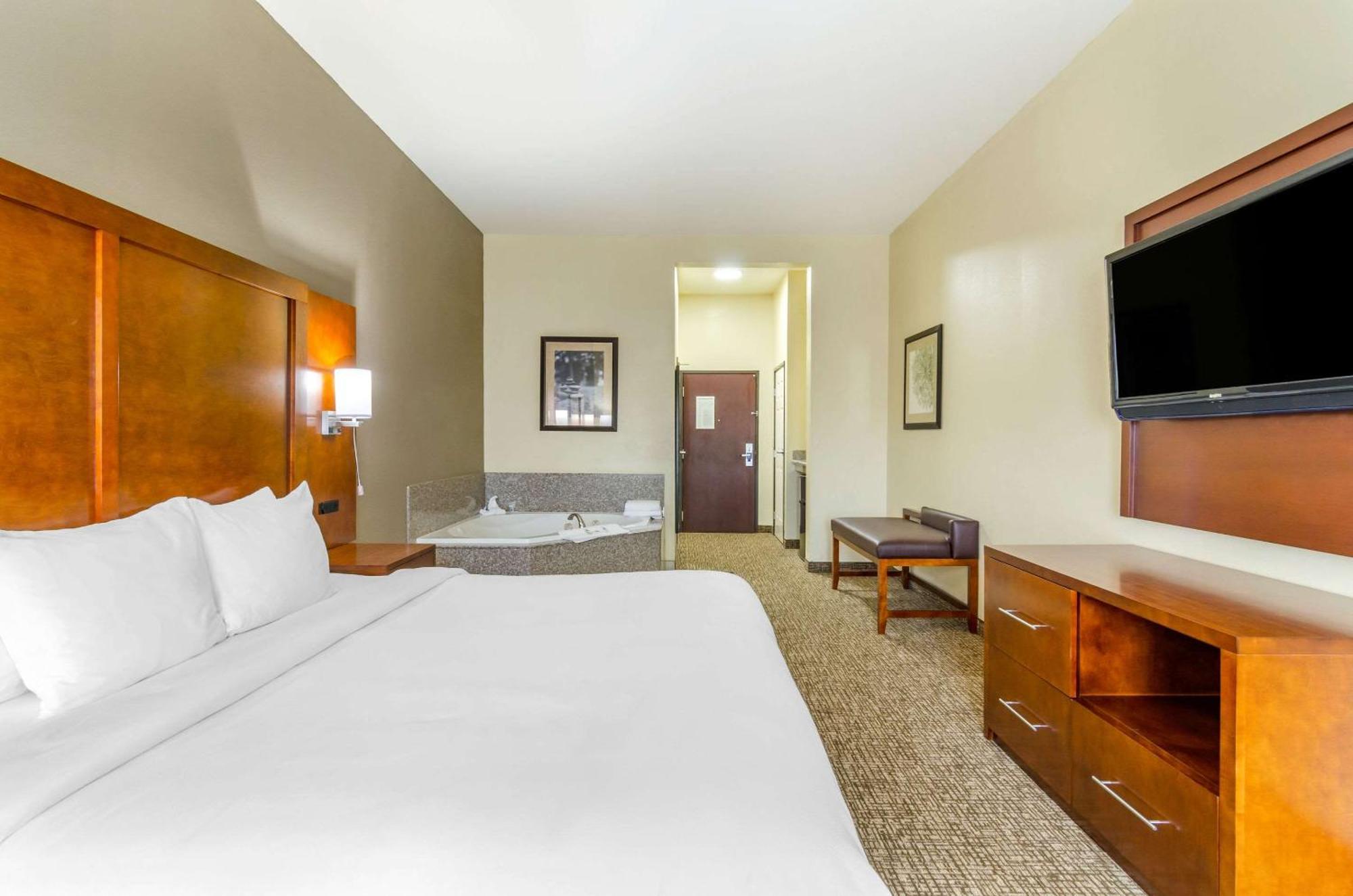 Comfort Inn & Suites Near Bethel College Newton Εξωτερικό φωτογραφία