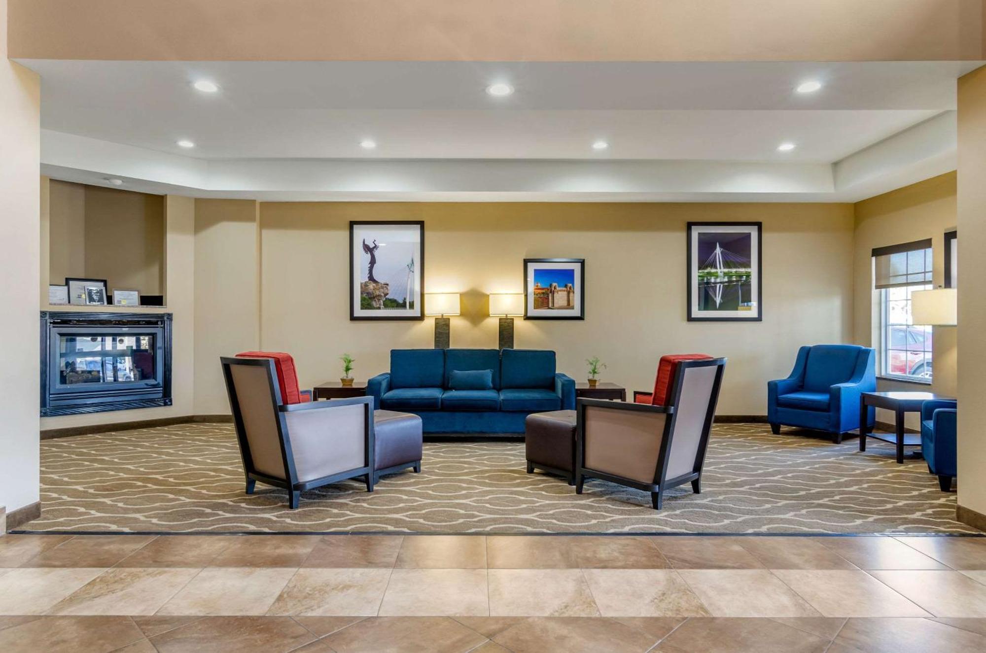 Comfort Inn & Suites Near Bethel College Newton Εξωτερικό φωτογραφία