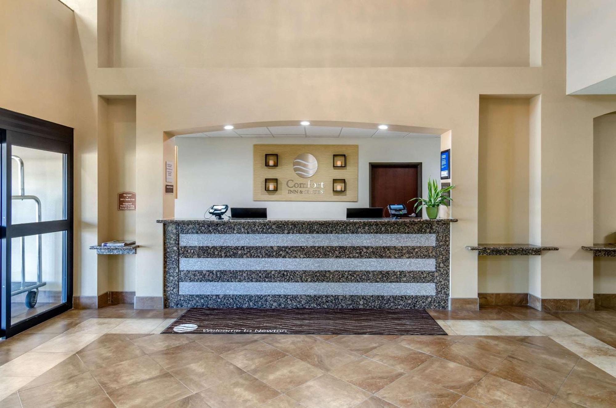 Comfort Inn & Suites Near Bethel College Newton Εξωτερικό φωτογραφία
