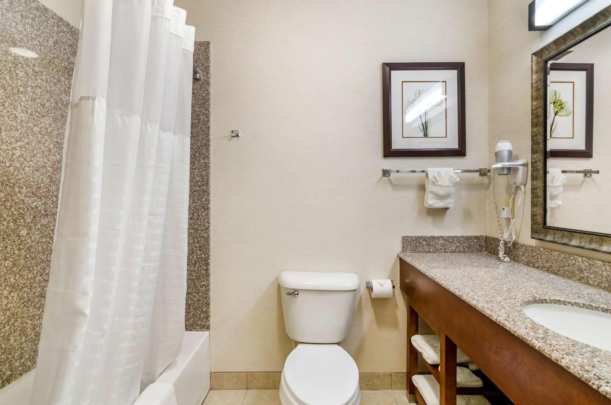 Comfort Inn & Suites Near Bethel College Newton Εξωτερικό φωτογραφία