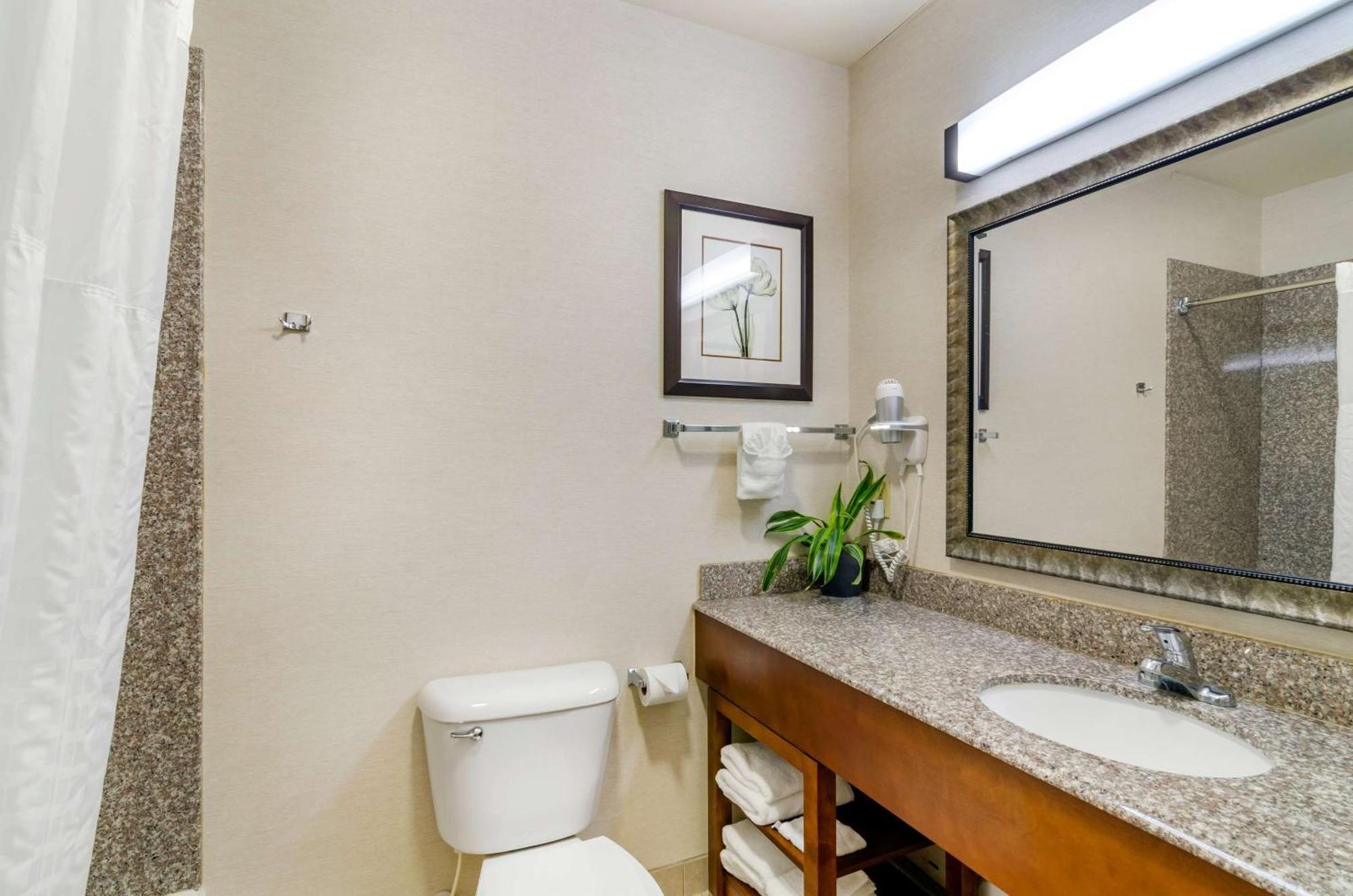Comfort Inn & Suites Near Bethel College Newton Εξωτερικό φωτογραφία