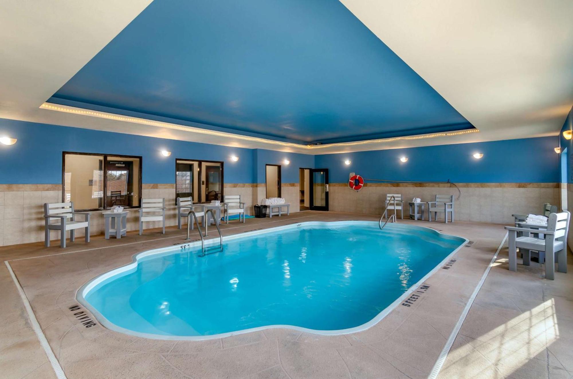 Comfort Inn & Suites Near Bethel College Newton Εξωτερικό φωτογραφία